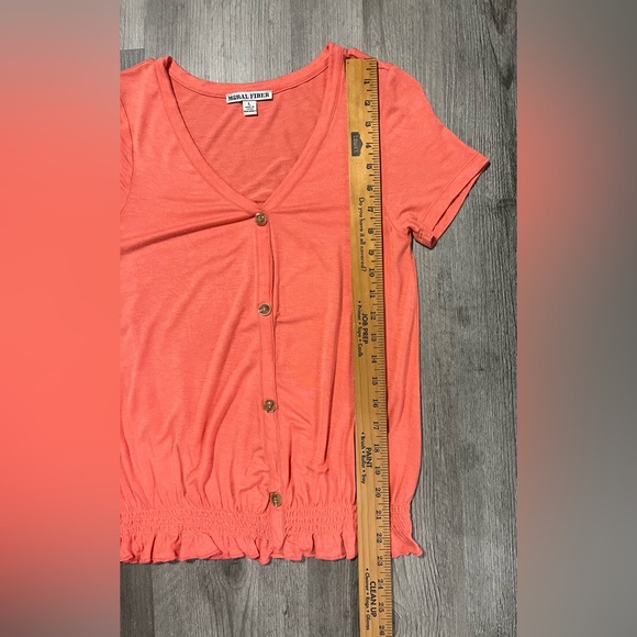 Moral Fiber Coral V Neck Shirt w Shirred Bottom Hemline - Size Women’s Large - Picture 4 of 7